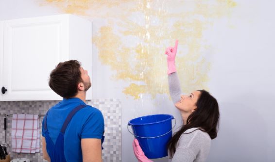 נזקי רטיבות מתמשכים: שכן לא טיפל בנזילות במשך שנים, מהו הפיצוי שישלם לשכנה מהקומה שמתחתיו?